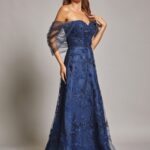 Vestido azul marino con tul a los hombros