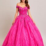 Vestido rosa a los hombros con pedrería en corset