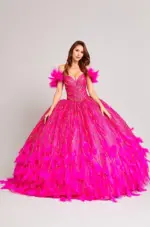 Vestido rosa de XV con plumas en hombros