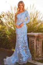 Vestido asimétrico de una manga color azul de encaje