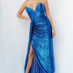 Vestido strapless azul de lentejuela con abertura en pierna