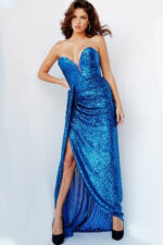 Vestido strapless azul de lentejuela con abertura en pierna