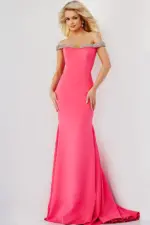 Vestido color rosa de sirena a los hombros con pedrería