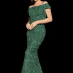 Vestido verde corte sirena con lentejuela y hombros descubiertos
