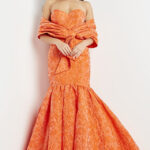 Vestido naranja corte sirena strapless con flores