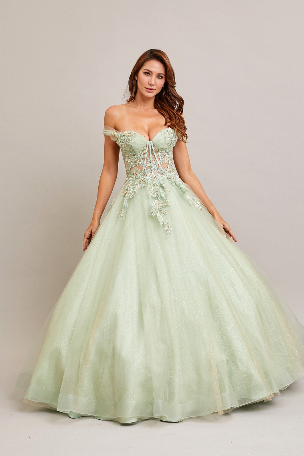 PHOTO-2024-01-16-15-57-38 Vestido XV verde pistache a los hombros - Image 1