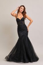 Vestido negro corte sirena de tirante cruzado en espalda