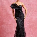 Vestido strapless con olán en un costado negro