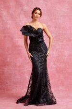 Vestido strapless con olán en un costado negro