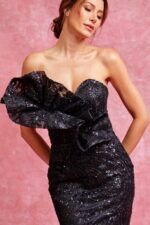 Vestido strapless con olán en un costado negro - Image 2
