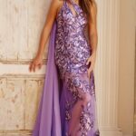 Vestido lila de lentejuela con cauda de un hombro