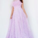 Vestido lila strapless con plumas, en corte A