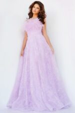 Vestido lila strapless con plumas, en corte A