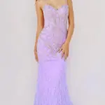 Vestido lila de cristales con plumas corte sirena