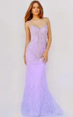 Vestido lila de cristales con plumas corte sirena
