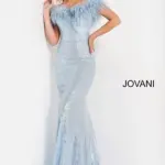 Vestido azul claro de lentejuela con plumas en los hombros