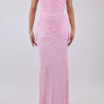 Vestido rosa con diseño en pedrería, corte sirena