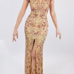 Vestido de estampado dorado con morado corte sirena