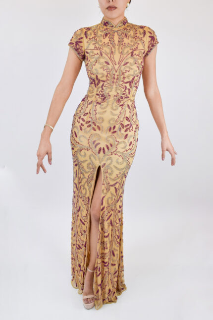 Vestido de estampado dorado con morado corte sirena