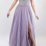 Vestido de tul con pedrería en corset con abertura en pierna