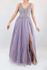 Vestido de tul con pedrería en corset con abertura en pierna