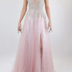 Vestido rosa palo de tul con pedrería en corset