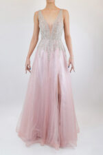 Vestido rosa palo de tul con pedrería en corset
