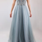 Vestido gris de tul con corset de pedrería