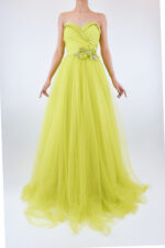 Vestido verde strapless con flores de pedrería en cinto