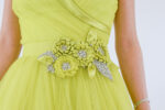 Vestido verde strapless con flores de pedrería en cinto - Image 2