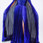 Vestido strapless azul metálico con capa