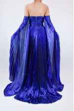 Vestido strapless azul metálico con capa - Image 2