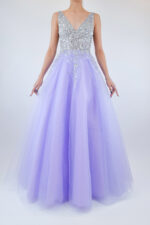 Vestido lila de tul con tirante delgado y corset de pedrería
