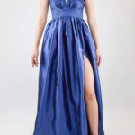 Vestido azul metálico con espalda abierta, en corte A