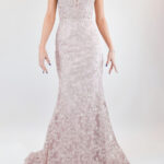 Vestido floreado con encaje color rosa palo corte sirena