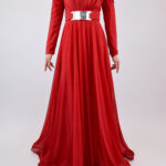 Vestido rojo de corte A con manga larga y cinto dorado