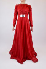 Vestido rojo de corte A con manga larga y cinto dorado