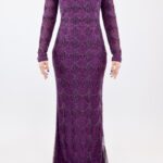 Vestido morado de manga larga con diseño de brillantes