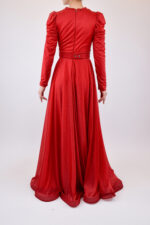 Vestido rojo de corte A con manga larga y cinto dorado - Image 2