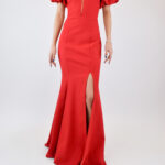 Vestido rojo de sirena con manga abullonada y abertura en pierna
