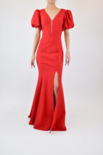 Vestido rojo de sirena con manga abullonada y abertura en pierna