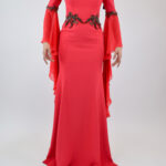 Vestido rojo de mangas de pico y cinto negro