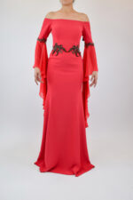 Vestido rojo de mangas de pico y cinto negro