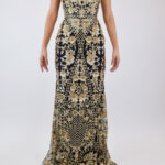 Vestido recto dorado con bordado floral