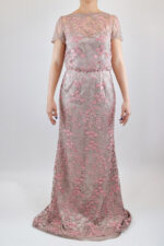 Vestido gris con bordado floral rosa