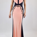 Vestido coral con contorno negro y garigoles