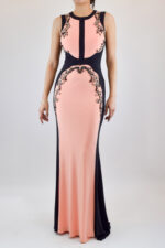 Vestido coral con contorno negro y garigoles