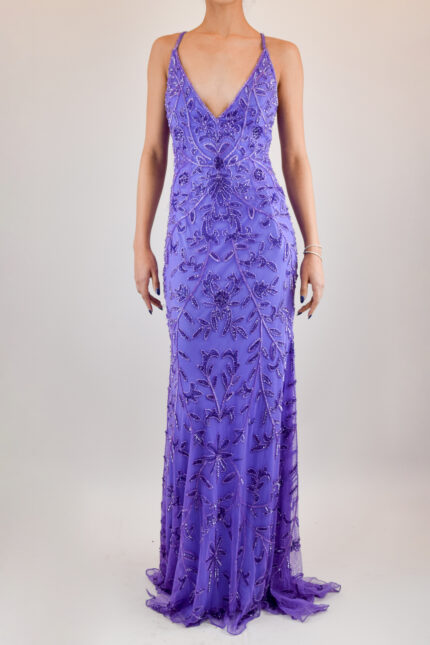 Vestido morado de pedrería bordada con escote en V