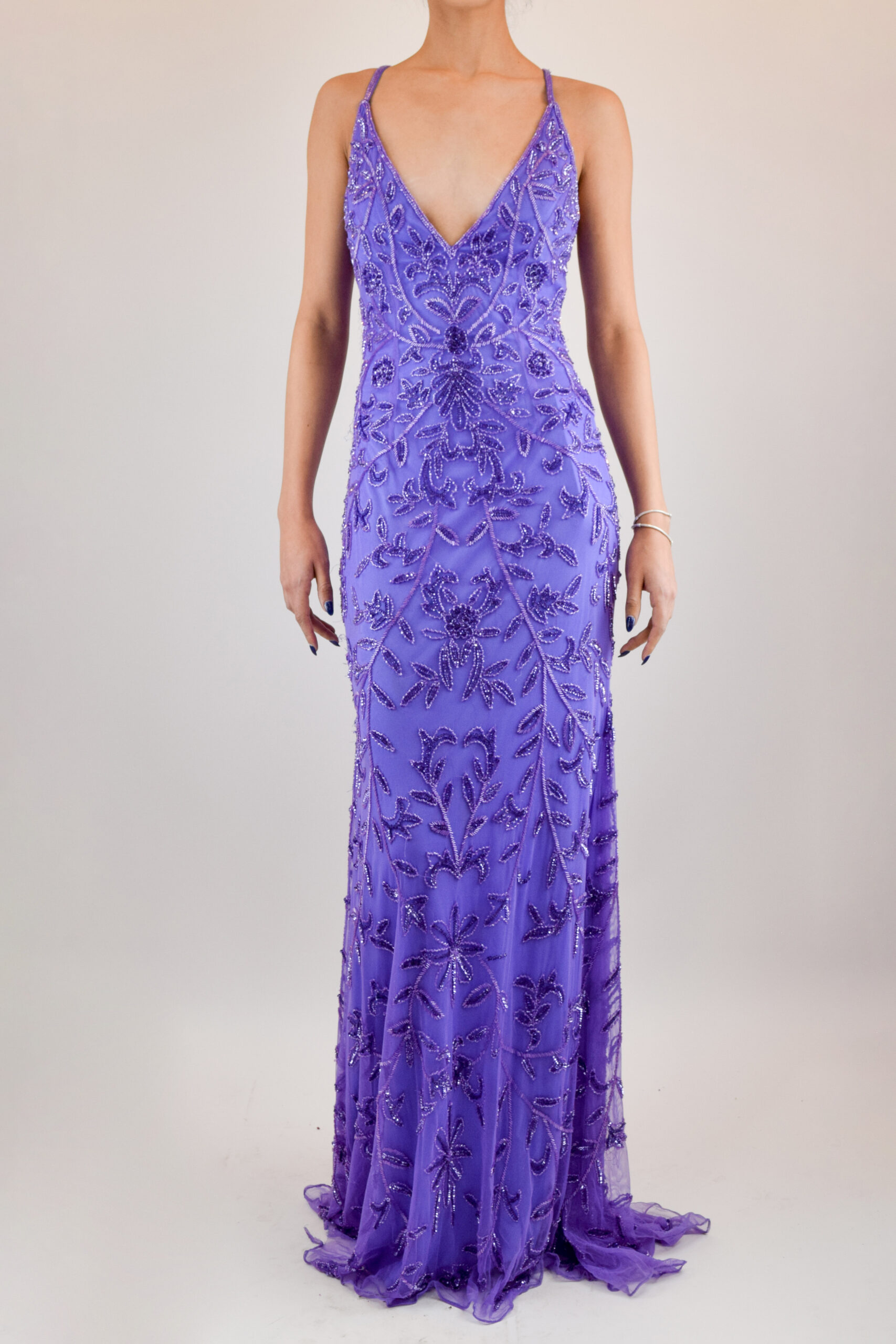 CUATRO B (15) Vestido morado de pedrería bordada con escote en V - Image 1