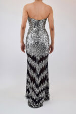 Vestido strapless plata de lentejuela con diseño de zigzag - Image 2